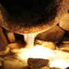 Licht im kleinen Teich unter Wasser mit großen Steingefäß angeleuchtet