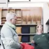 Beratung im Gartencenter Lüske einer Kundin durch unser Fachpersonal
