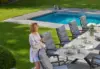 Alu-Set bestehend aus Stühlen und großen Tisch im Garten auf Terrasse am Pool