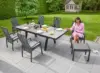 Set mit ausziehbaren Tisch und Stühlen für die Gartenterrasse im freien