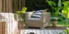 Loungesessel aus Rattan im Garten